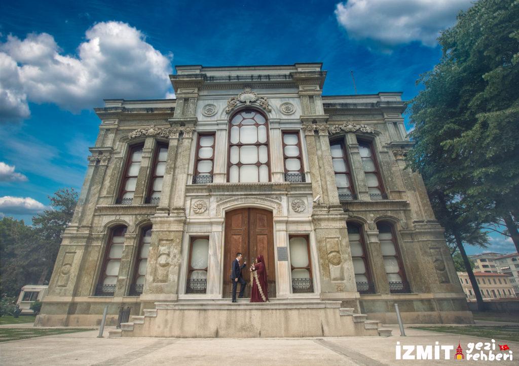 Sarayın Mimarı Balyan Kardeşlerden Amira Karabet Balyan!dır. Kasr-ı Humayun en önemli özelliği İstanbul dışında yapılan tek saray olmasıdır. 