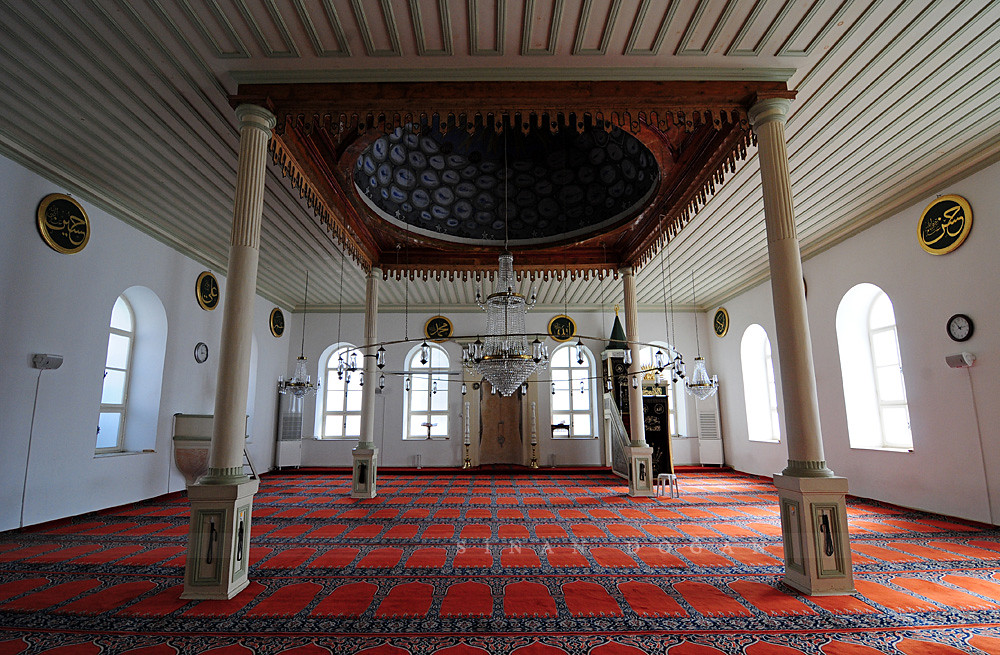 Orhan Camii (Gazi Süleyman Paşa Camii) iç mekan görüntüsü