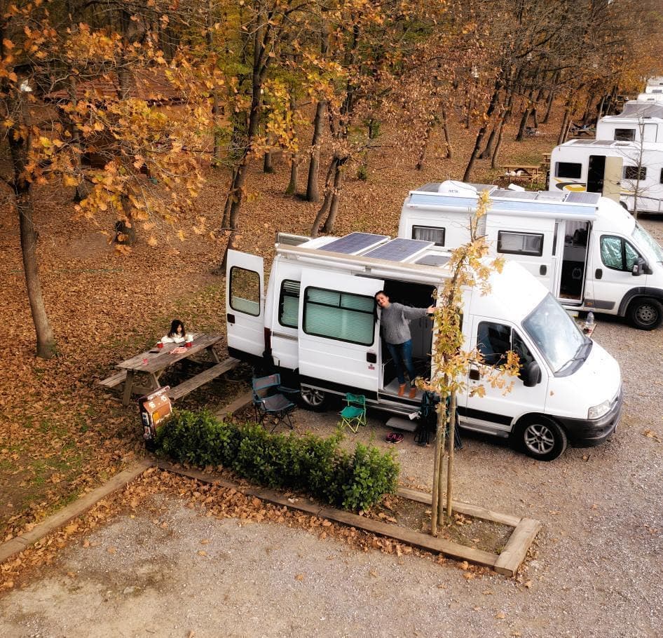 ormanya, 24 araçlık karavan ve 100 çadırlık çadır kamp alanı ile ziyaretçilerine konaklama imkânı sunuyor.